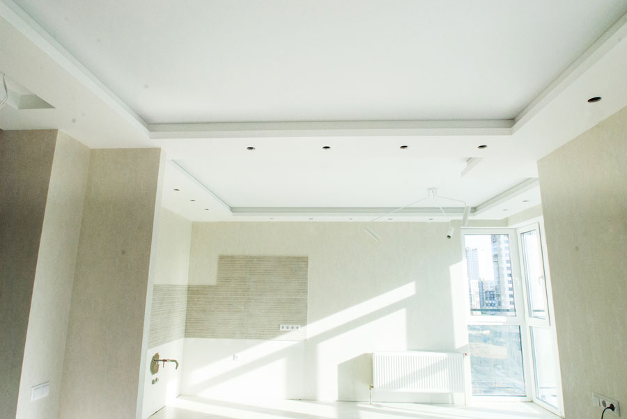 Белые лаковый натяжной потолок в квартиру-студию S=14,1 м